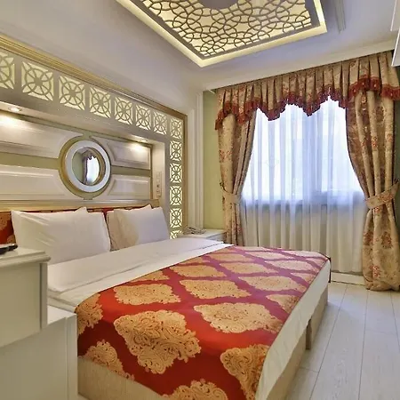 Queens Land Hotel