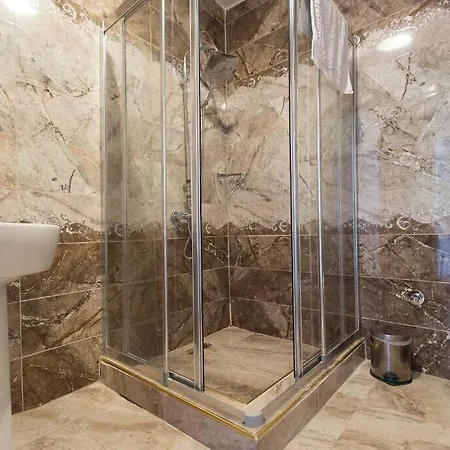 Hotel Queens Land 3*