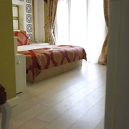 Queens Land Hotel Stambuł