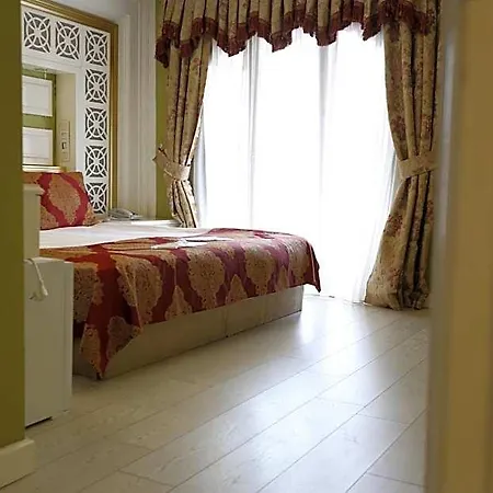 Queens Land Hotel 3*