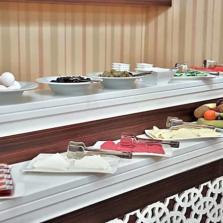 Queens Land Hotel 3*