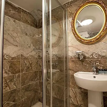 Queens Land Hotell 3*