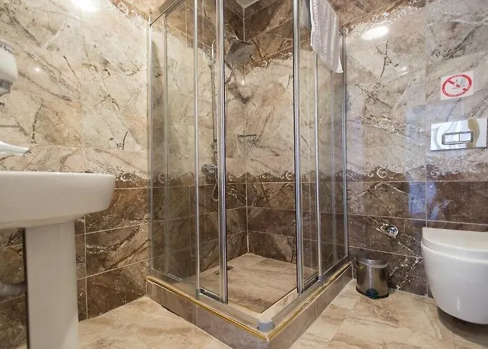 Hotel Queens Land 3*