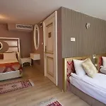 Hotel Queens Land 3*