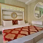 Hotel Queens Land 3*